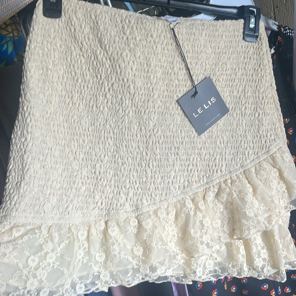 Lelis cream ruffled lace frill hem skirt with overlap detail boutique - Picture 5 of 7